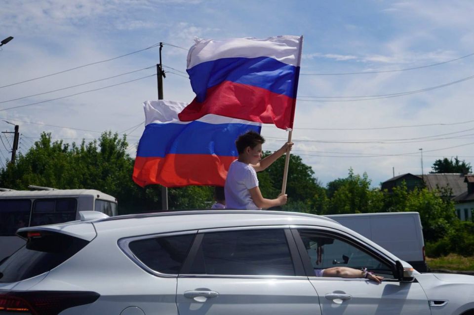 Жители Свердловского муниципального округа отметили День России автопробегом, в котором приняли участие почти 50 автомобилей