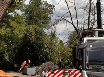 На объектах по адресу: проспект Молодой Гвардии, 1а и 2а в Краснодоне специалисты подрядной организации «СТИЛЛ» полностью завершили демонтаж старого кровельного покрытия