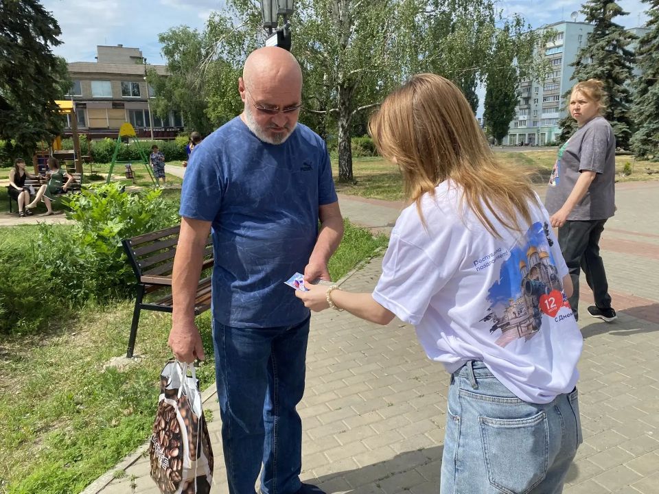 Молодёжный совет города Кировска поздравил жителей с Днём России Молодёжный совет города Кировска поздравил жителей с Днём России