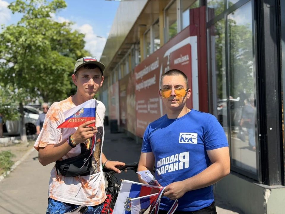Цвета нашей гордости и единства: в Северодонецке единороссы провели раздачу лент-триколоров в День России Цвета нашей гордости и единства: в Северодонецке единороссы провели раздачу лент-триколоров в День России