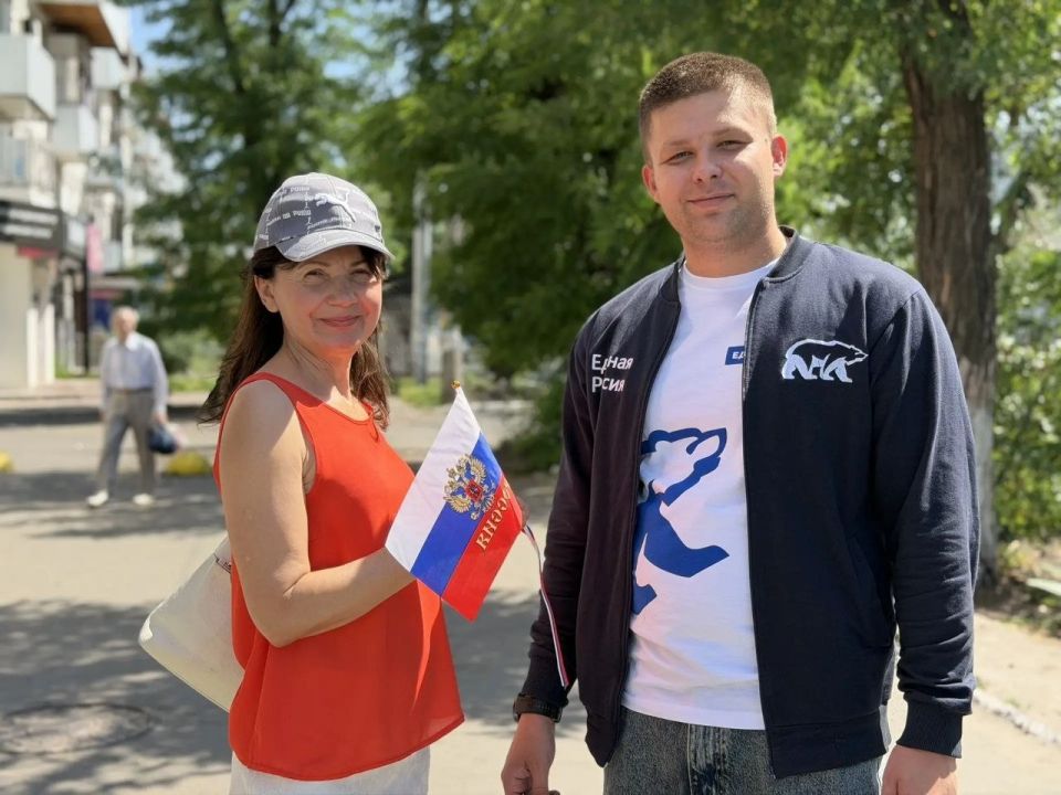 Цвета нашей гордости и единства: в Северодонецке единороссы провели раздачу лент-триколоров в День России Цвета нашей гордости и единства: в Северодонецке единороссы провели раздачу лент-триколоров в День России