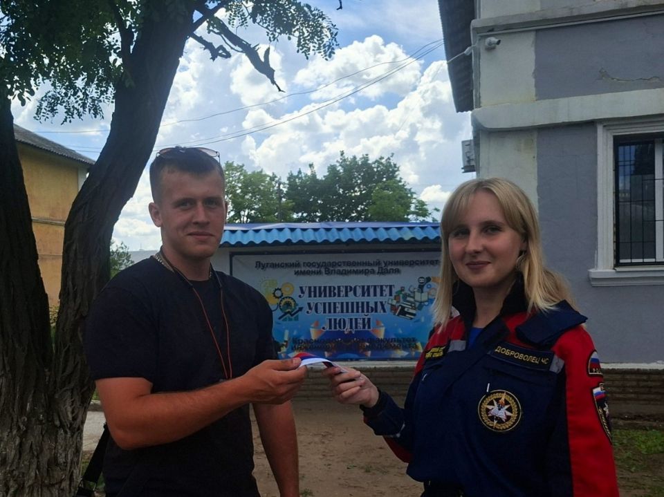 Сегодня добровольцы ССО «Молодогвардеец» ЛугРО ВСКС, студенты Краснодонского факультета инженерии и менеджмента (филиал) ЛГУ им. В. Даля, присоединились к акции «Российский триколор» Сегодня добровольцы ССО «Молодогвардеец» ЛугРО ВСКС, студенты Краснодонского факультета инженерии и менеджмента (филиал) ЛГУ им. В. Даля, присоединились к акции «Российский триколор»