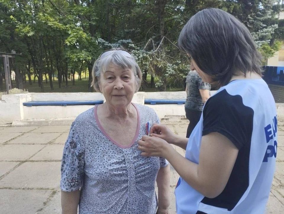 Патриотическую акцию к одному из главных государственных праздников страны провели в Первомайске - активисты "Единой России" раздали на улицах города ленточки-триколоры Патриотическую акцию к одному из главных государственных праздников страны провели в Первомайске - активисты "Единой России" раздали на улицах города ленточки-триколоры