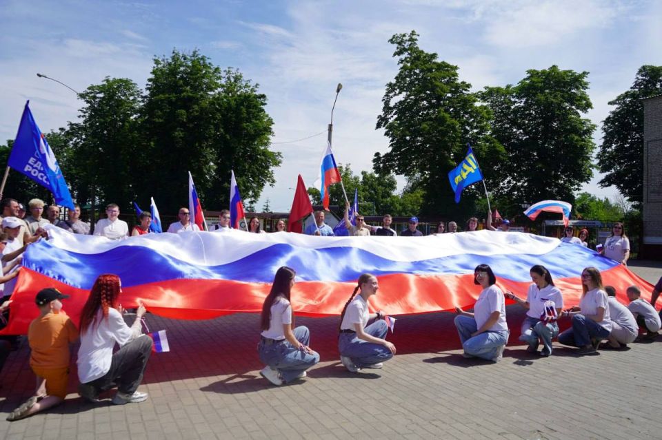 Жители Свердловского муниципального округа отметили День России автопробегом, в котором приняли участие почти 50 автомобилей Жители Свердловского муниципального округа отметили День России автопробегом, в котором приняли участие почти 50 автомобилей