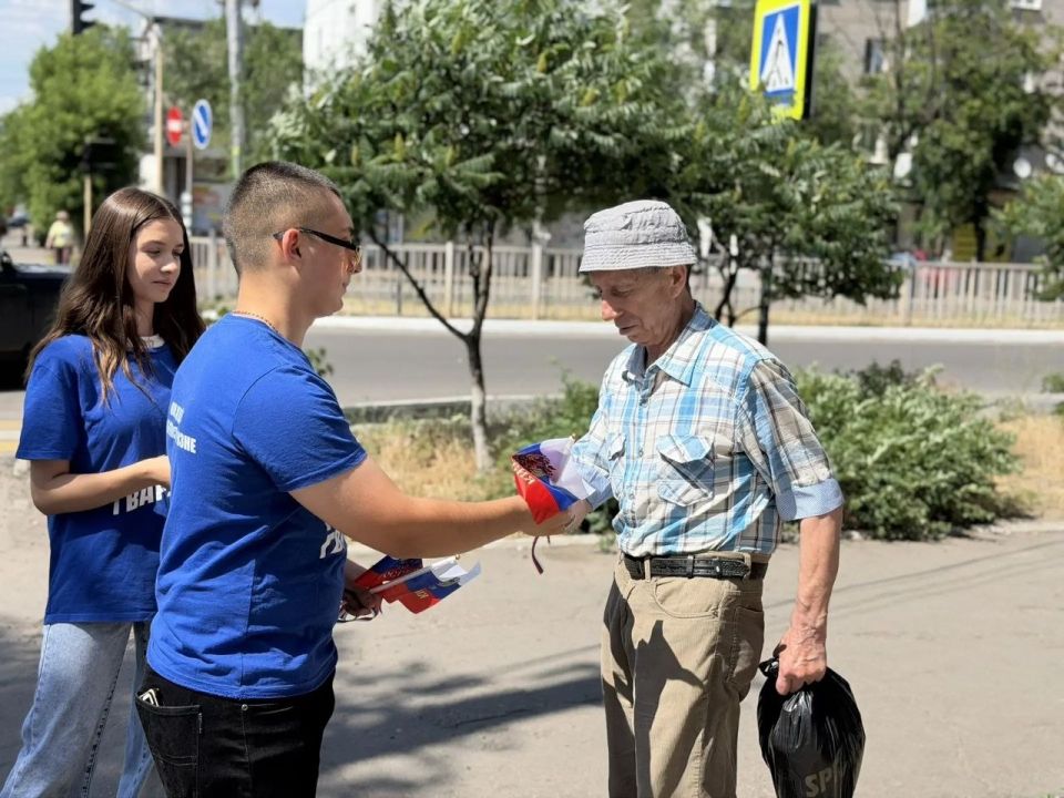 Цвета нашей гордости и единства: в Северодонецке единороссы провели раздачу лент-триколоров в День России Цвета нашей гордости и единства: в Северодонецке единороссы провели раздачу лент-триколоров в День России