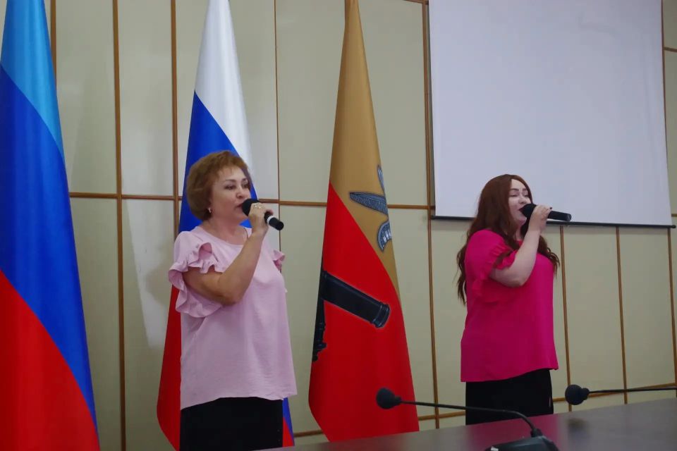 В Славяносербске торжественно отметили День России В Славяносербске торжественно отметили День России