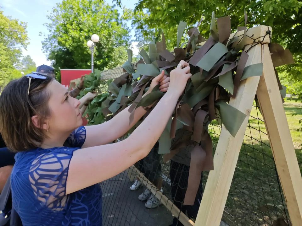 В центре Луганска горожан учили плести маскировочные сети В центре Луганска горожан учили плести маскировочные сети