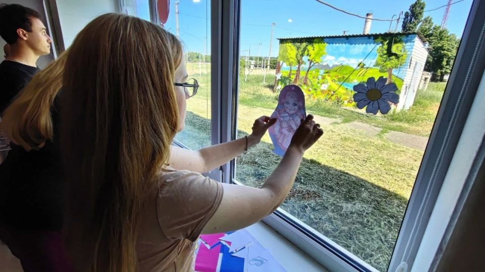 Гордимся Россией!. В честь Дня России активисты Движения Первых совместно с молодёжным советом Новоайдарского муниципального округа присоединились ко Всероссийской акции «Окна России» Участники украсили окна Центра Движения... Гордимся Россией!. В честь Дня России активисты Движения Первых совместно с молодёжным советом Новоайдарского муниципального округа присоединились ко Всероссийской акции «Окна России» Участники украсили окна Центра Движения...