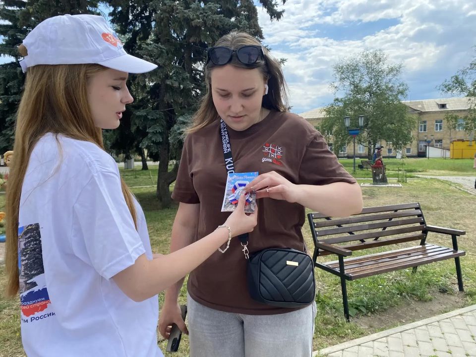 Молодёжный совет города Кировска поздравил жителей с Днём России Молодёжный совет города Кировска поздравил жителей с Днём России