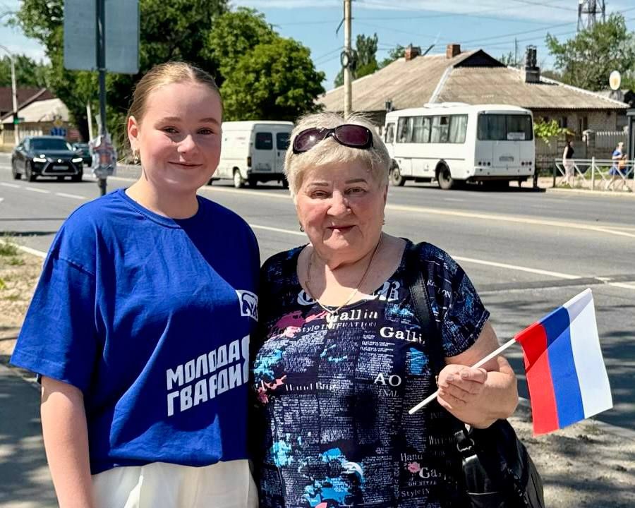 Молодогвардейцы организовали акции по раздаче лент и флагов Российской Федерации Молодогвардейцы организовали акции по раздаче лент и флагов Российской Федерации