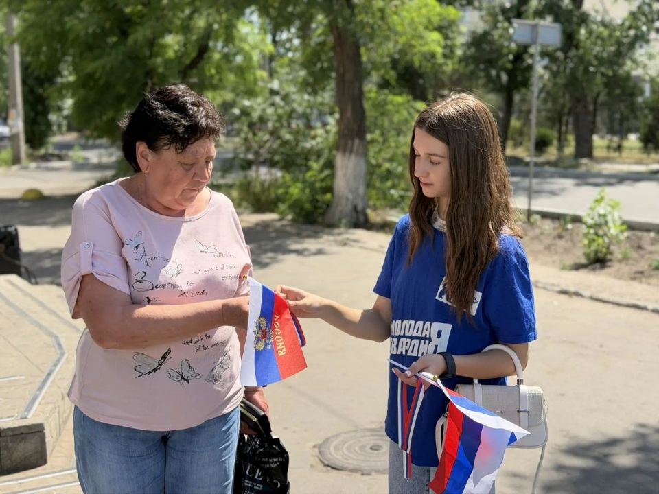 Цвета нашей гордости и единства: в Северодонецке единороссы провели раздачу лент-триколоров в День России Цвета нашей гордости и единства: в Северодонецке единороссы провели раздачу лент-триколоров в День России