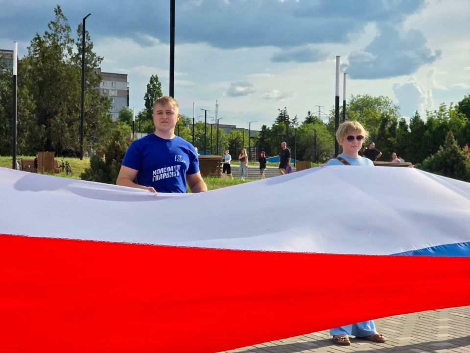 В Алчевске молодогвардейцы развернули 100-метровый флаг в честь Дня России В Алчевске молодогвардейцы развернули 100-метровый флаг в честь Дня России