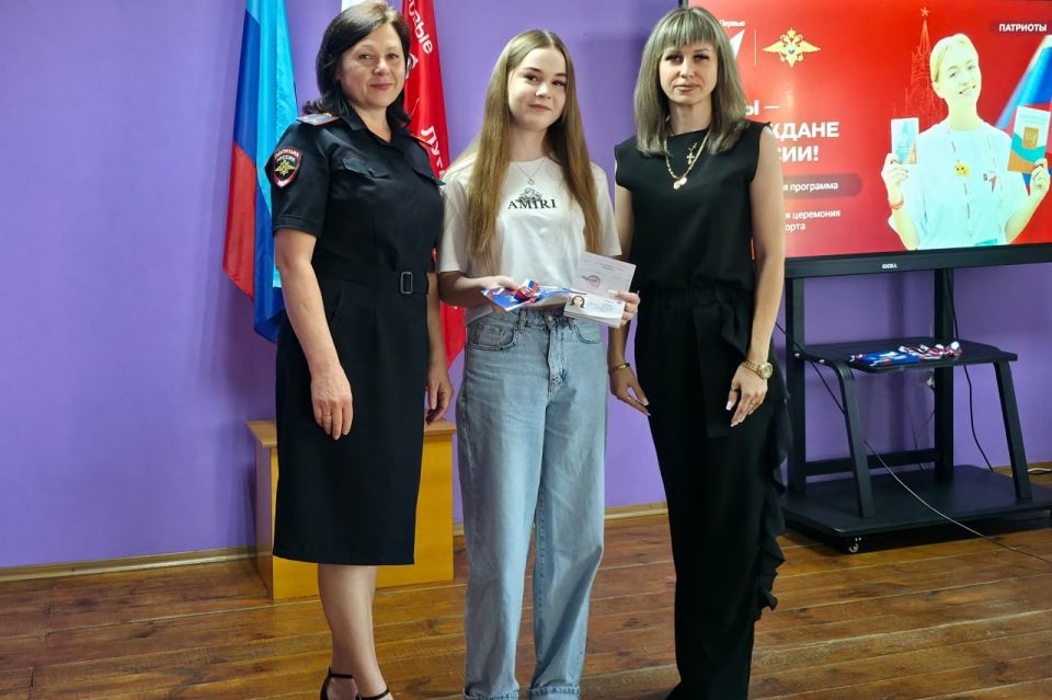 В Свердловском муниципальном округе состоялась торжественная церемония вручения паспортов В Свердловском муниципальном округе состоялась торжественная церемония вручения паспортов
