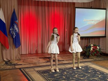 В День России в Краснолучском ДК имени Ленина прошла праздничная программа, объединившая людей разных поколений