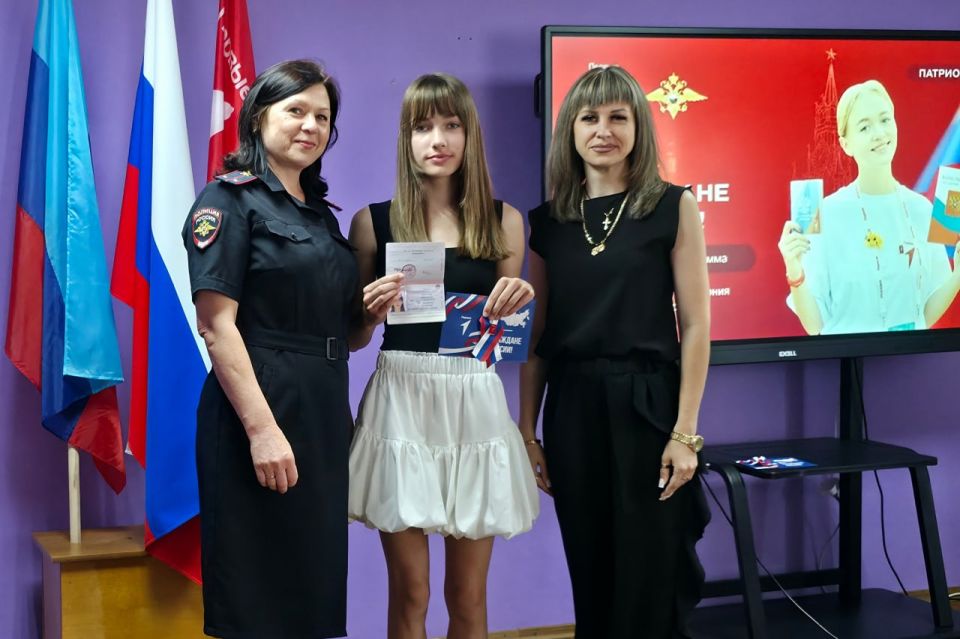 В Свердловском муниципальном округе состоялась торжественная церемония вручения паспортов В Свердловском муниципальном округе состоялась торжественная церемония вручения паспортов