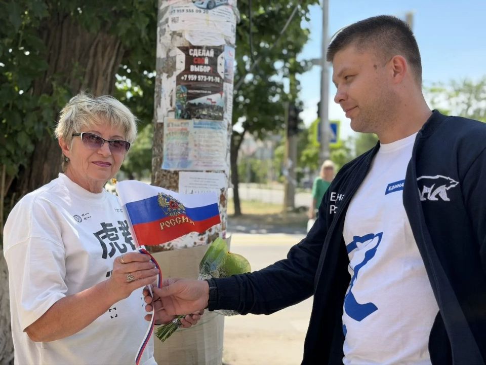 Цвета нашей гордости и единства: в Северодонецке единороссы провели раздачу лент-триколоров в День России Цвета нашей гордости и единства: в Северодонецке единороссы провели раздачу лент-триколоров в День России