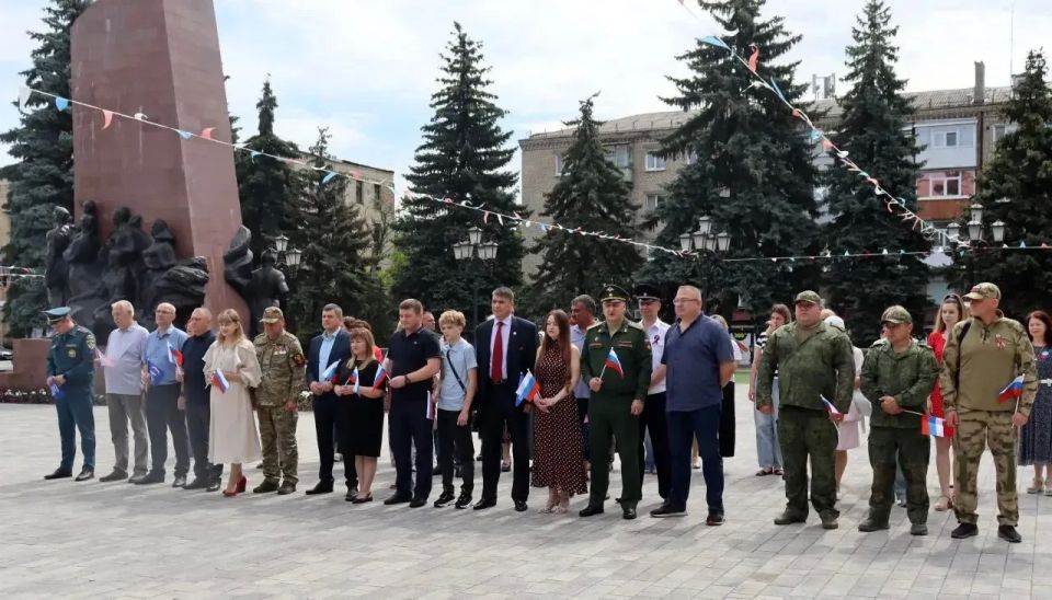В День России в Антраците состоялась торжественная церемония поднятия Государственного флага