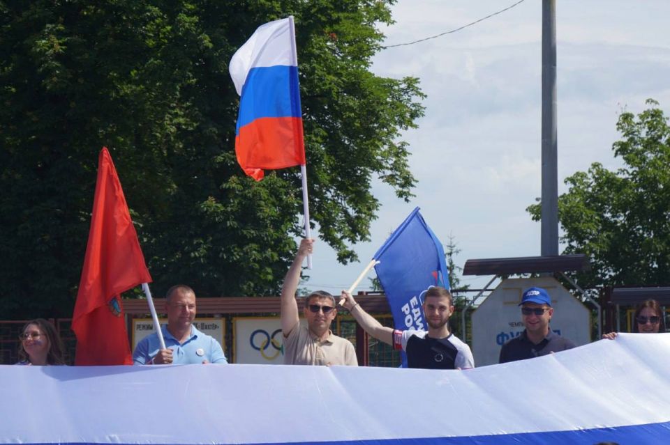 Жители Свердловского муниципального округа отметили День России автопробегом, в котором приняли участие почти 50 автомобилей Жители Свердловского муниципального округа отметили День России автопробегом, в котором приняли участие почти 50 автомобилей