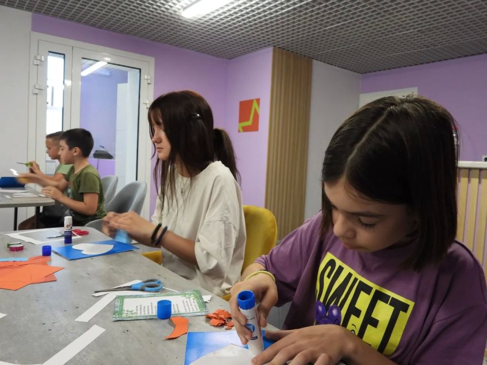 В нашем Алчевском молодёжном центре создали особенные открытки ко Дню России!