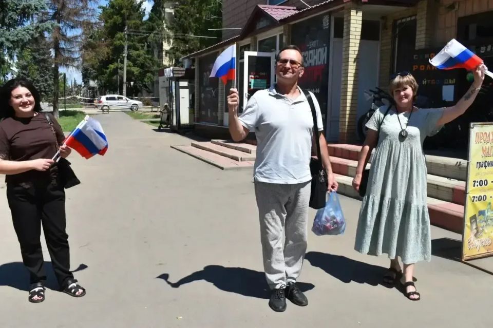 С Днём России!. В рамках празднования Дня России сотрудники отдела культуры, спорта и религии совместно с сотрудниками МБУ «Марковский районный дом культуры» раздали флажки в цвете триколора С Днём России!. В рамках празднования Дня России сотрудники отдела культуры, спорта и религии совместно с сотрудниками МБУ «Марковский районный дом культуры» раздали флажки в цвете триколора