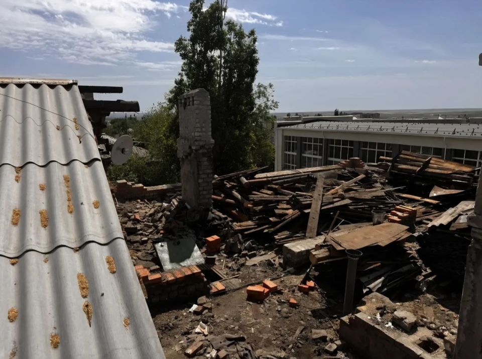 На объектах по адресу: проспект Молодой Гвардии, 1а и 2а в Краснодоне специалисты подрядной организации «СТИЛЛ» полностью завершили демонтаж старого кровельного покрытия На объектах по адресу: проспект Молодой Гвардии, 1а и 2а в Краснодоне специалисты подрядной организации «СТИЛЛ» полностью завершили демонтаж старого кровельного покрытия