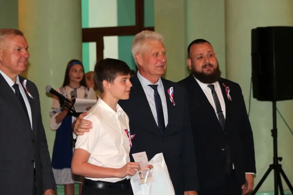 Сегодня, в главный праздник нашей страны — День России, сердце переполняет гордость Сегодня, в главный праздник нашей страны — День России, сердце переполняет гордость