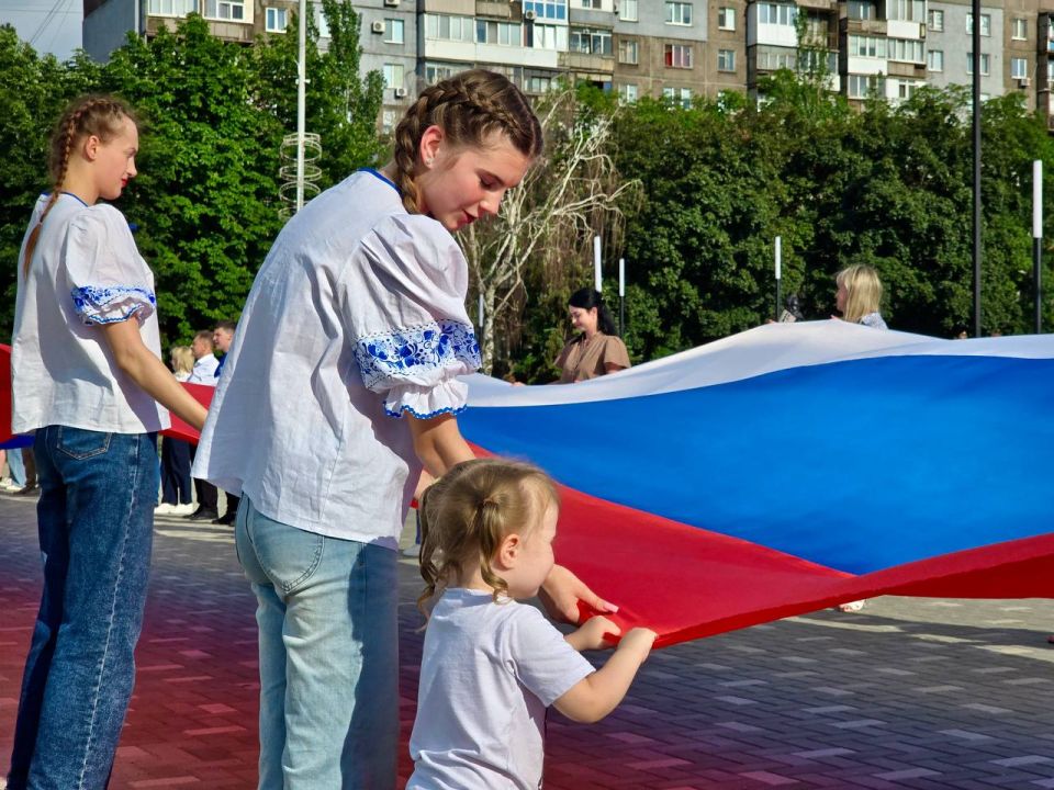 В Алчевске молодогвардейцы развернули 100-метровый флаг в честь Дня России В Алчевске молодогвардейцы развернули 100-метровый флаг в честь Дня России