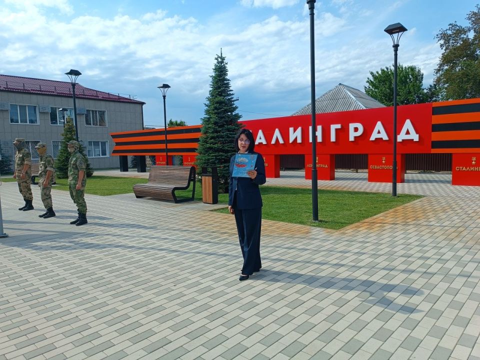 Единороссы Станично-Луганского МО приняли участие в торжественном поднятии флага ко Дню России Единороссы Станично-Луганского МО приняли участие в торжественном поднятии флага ко Дню России