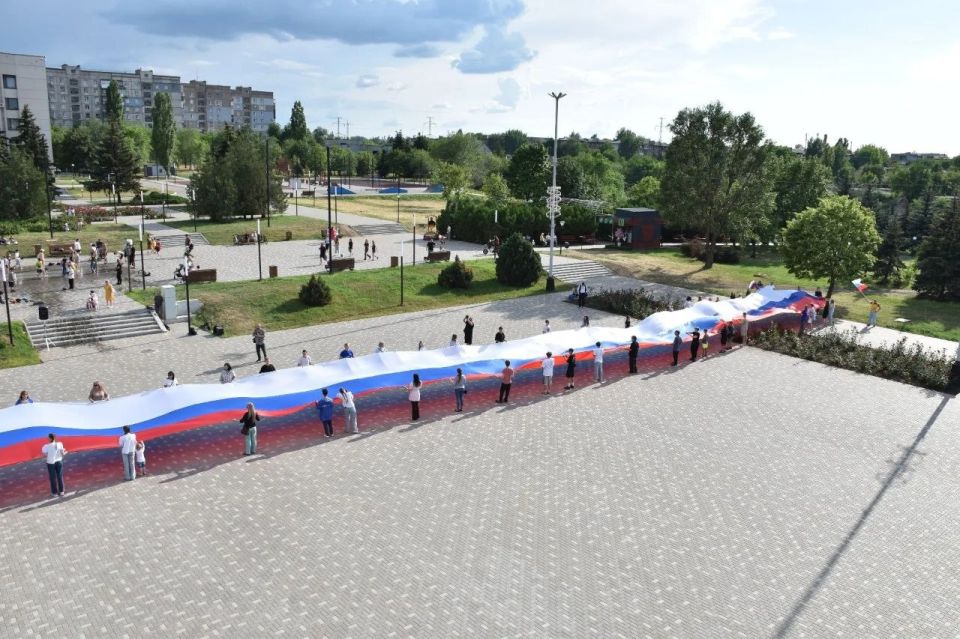 Светлана Гребенькова: Сила в единстве! В честь Дня России в Алчевске развернули 100-метровый российский триколор Светлана Гребенькова: Сила в единстве! В честь Дня России в Алчевске развернули 100-метровый российский триколор
