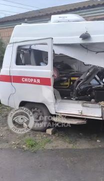 СМИ публикуют кадры последствий обстрела в Троицке