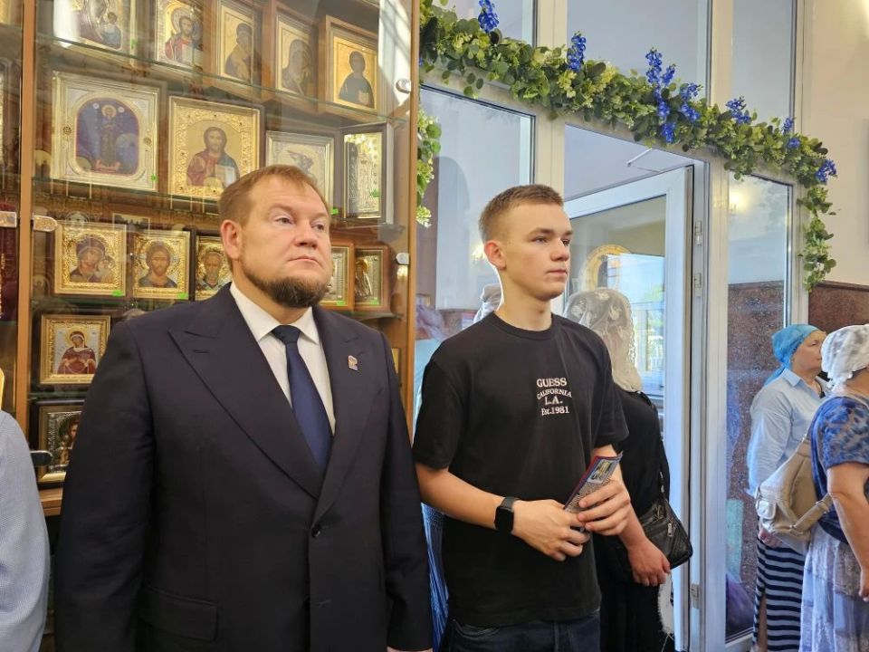 В Луганске единороссы организовали полевую кухню для прихожан Владимирского кафедрального собора В Луганске единороссы организовали полевую кухню для прихожан Владимирского кафедрального собора