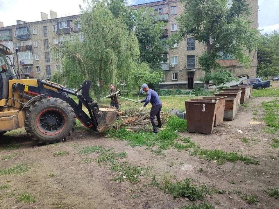 Коммунальные службы города проводят уборку общественных пространств Коммунальные службы города проводят уборку общественных пространств