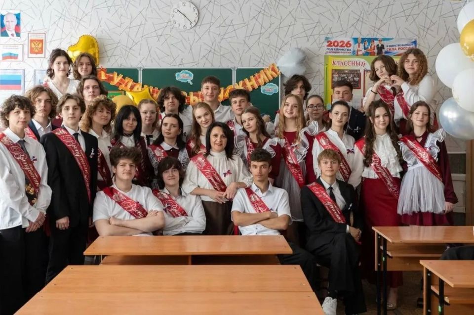 Алчевская гимназия им. В.Н.Онуфриенко ежегодно гордится своими выпускниками Алчевская гимназия им. В.Н.Онуфриенко ежегодно гордится своими выпускниками