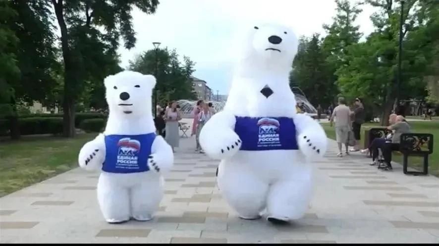 В Луганске прошёл яркий парад медведей ко Дню России! В Луганске прошёл яркий парад медведей ко Дню России!