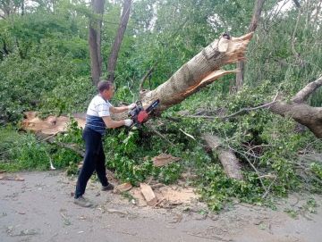 Ровеньковские коммунальщики продолжают ликвидировать последствия вчерашней непогоды