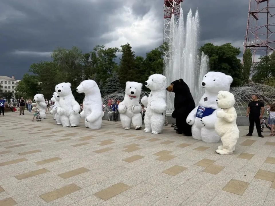 В Луганске прошёл яркий парад медведей ко Дню России! В Луганске прошёл яркий парад медведей ко Дню России!