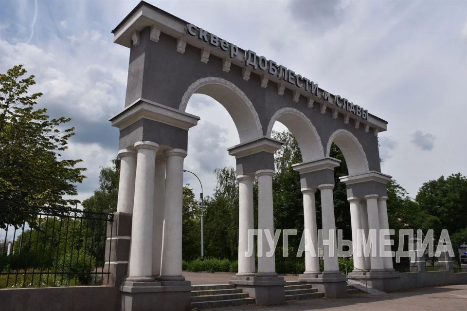В Алчевске по народной программе «Единой России» продолжается благоустройство Сквера Доблести и Славы В Алчевске по народной программе «Единой России» продолжается благоустройство Сквера Доблести и Славы
