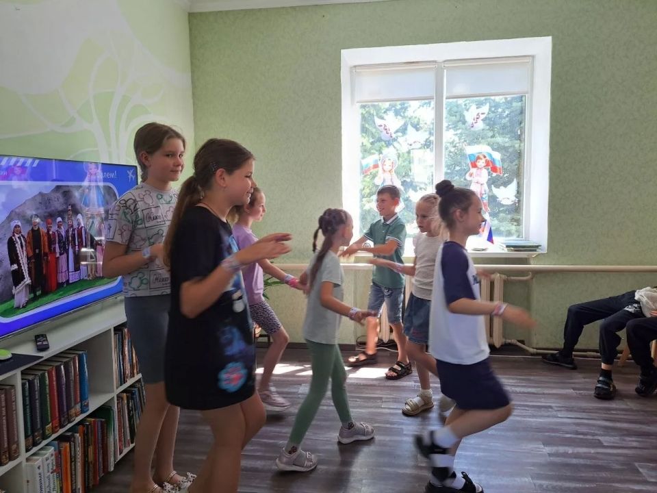 В Лутугинской детской библиотеке прошло этнопутешествие «Широка страна моя родная» В Лутугинской детской библиотеке прошло этнопутешествие «Широка страна моя родная»