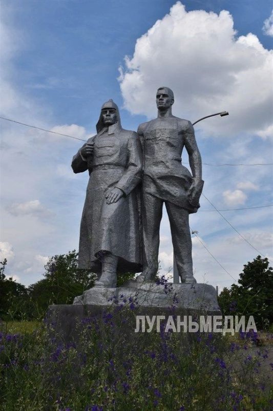 В Алчевске по народной программе «Единой России» продолжается благоустройство Сквера Доблести и Славы В Алчевске по народной программе «Единой России» продолжается благоустройство Сквера Доблести и Славы