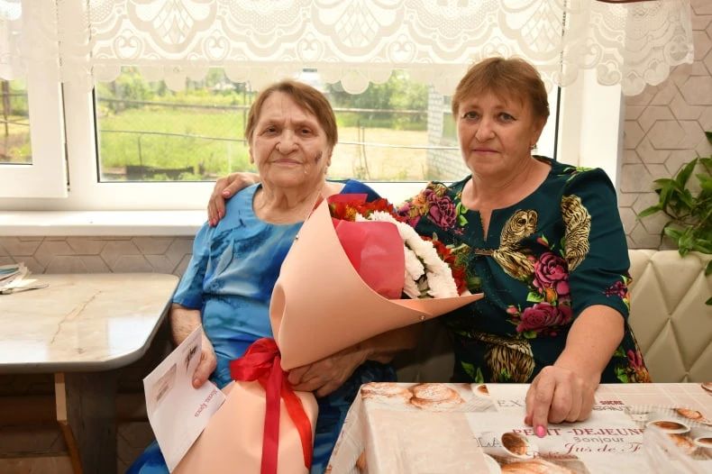 Юбиляра из Свердловского муниципального округа поздравили с 90-летием Юбиляра из Свердловского муниципального округа поздравили с 90-летием