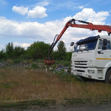 Фотофакт. 15 июня в поселке Северо-Гундоровский выполнена работа по вывозу несанкционированно выброшенного мусора, организованная специалистами ГУП ЛНР «Чистый город»