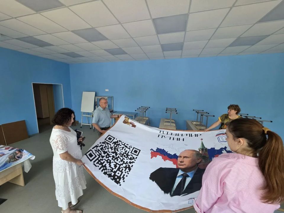 Сегодня я вместе с моей коллегой, депутатом городского Совета Лилианой Великородовой, посетили Краснолучскую школу № 7 Сегодня я вместе с моей коллегой, депутатом городского Совета Лилианой Великородовой, посетили Краснолучскую школу № 7