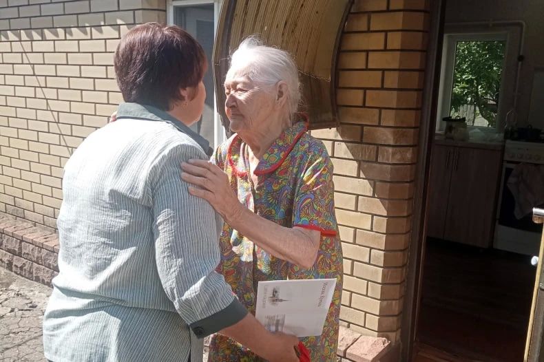 В пгт Комсомольский поздравили долгожителя с 97-летием
