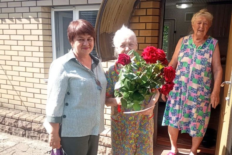 В пгт Комсомольский поздравили долгожителя с 97-летием В пгт Комсомольский поздравили долгожителя с 97-летием