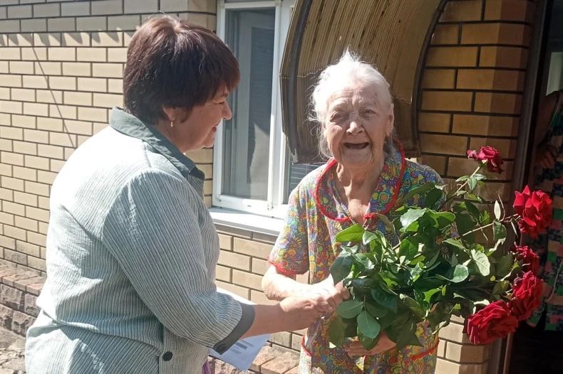 В пгт Комсомольский поздравили долгожителя с 97-летием В пгт Комсомольский поздравили долгожителя с 97-летием