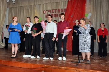 В Свердловском колледже состоялся отчётный концерт творческих коллективов РЦХЭТ