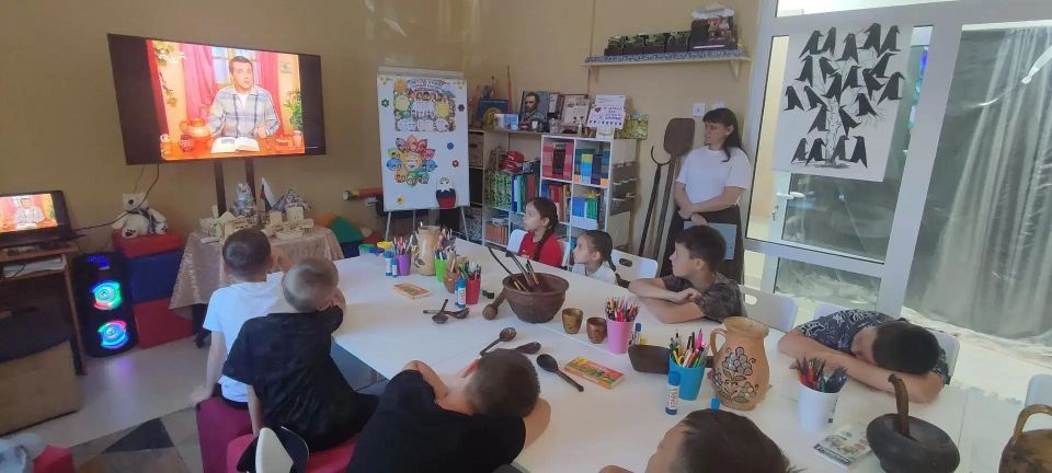 15 июня для юных гостей из пришкольной площадки «Орлята» Перевальской гимназии № 1 прошло увлекательное мероприятие в детском центре Перевальского районного исторического музея 15 июня для юных гостей из пришкольной площадки «Орлята» Перевальской гимназии № 1 прошло увлекательное мероприятие в детском центре Перевальского районного исторического музея