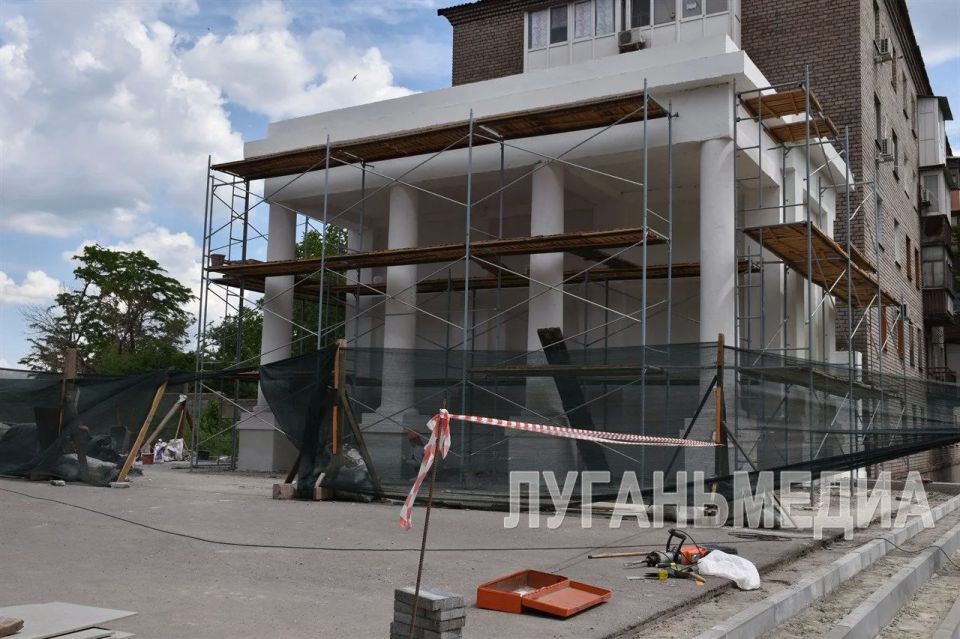 В Алчевске по народной программе «Единой России» продолжается благоустройство Сквера Доблести и Славы В Алчевске по народной программе «Единой России» продолжается благоустройство Сквера Доблести и Славы