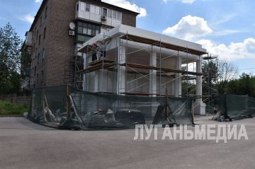 В Алчевске по народной программе «Единой России» продолжается благоустройство Сквера Доблести и Славы