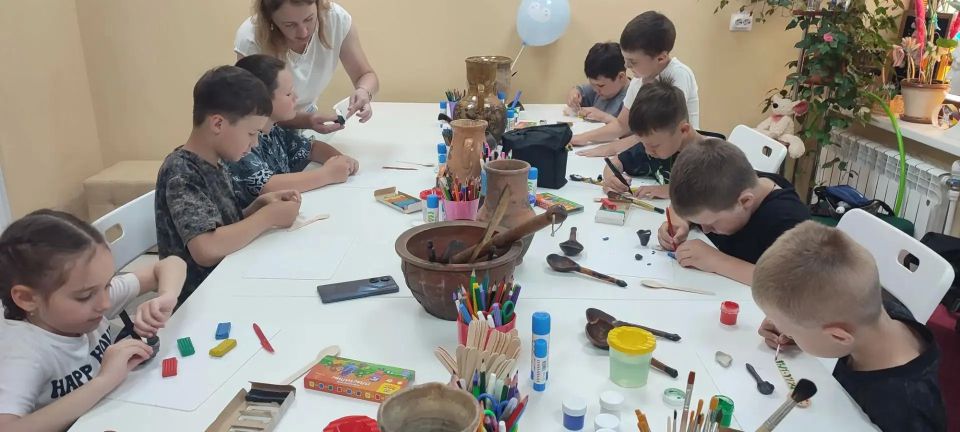 15 июня для юных гостей из пришкольной площадки «Орлята» Перевальской гимназии № 1 прошло увлекательное мероприятие в детском центре Перевальского районного исторического музея 15 июня для юных гостей из пришкольной площадки «Орлята» Перевальской гимназии № 1 прошло увлекательное мероприятие в детском центре Перевальского районного исторического музея